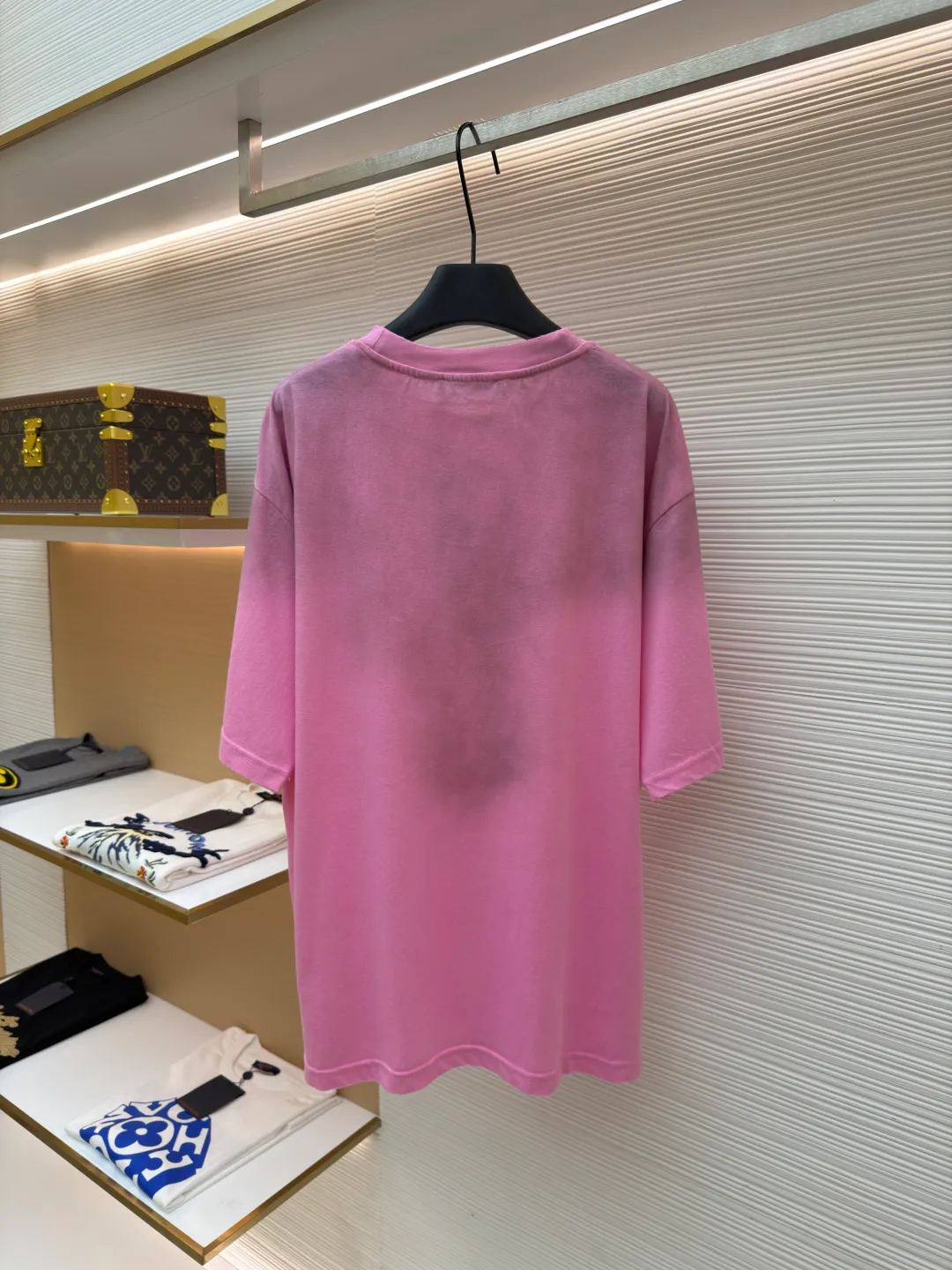 Acne Studios 1966 mud-dyed washed distressed short-sleeve ●Original version: 2800 purchased and developed ●Item number: 1682347-X95 ●Fabric: cloud velvet ski-feel cotton fabric ●Technology: glue printing ●Color: pink ●Version: fitted version ●Weight: about 215 grams ●Size: S-M-L-XL ●Description: Made of ultra-soft pure cotton fabric, garment-dyed, washed and distressed, the chest part has a dirty feel, and the lower part shows a gradient effect. The neckline is slightly frayed to better fit the overall tone. The overall line is straight and delicate, the fabric is comfortable and soft, and the color is consistent without color difference. It can be matched with the same style to create a fashionable look and control various occasions. Customized accessories, complete with three standards, the same style for men and women!